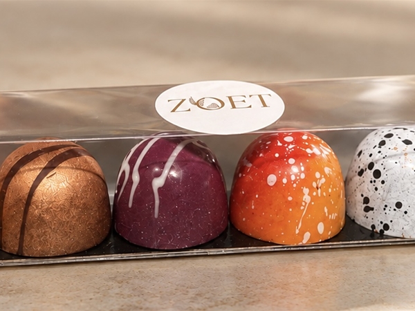 doorzichtig doosje met bonbons
