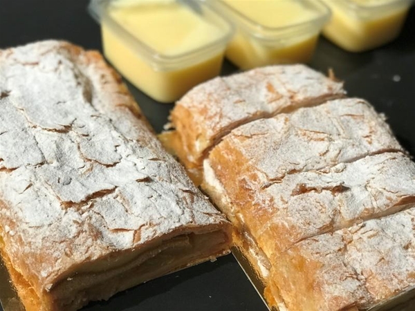 4 Apfelstrudeln + bakje vanillesaus